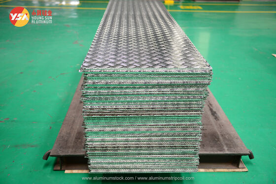 Lightweight Aluminum Checkered Plate 1060 3003 5052 One Third Weight of Steel 1220x2440mm Easy Transport