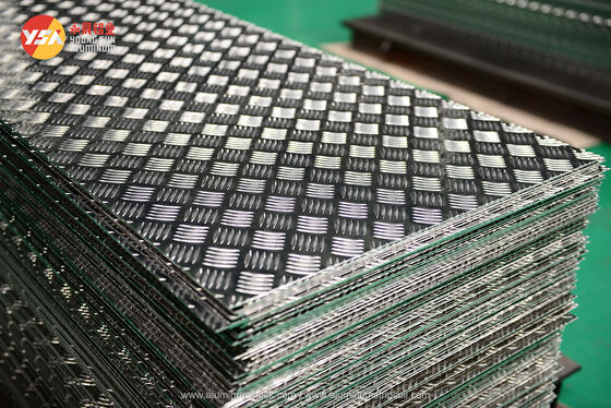 Placa de aluminio con cuadros de aleación 5052 hoja de metal ligera y duradera ideal para pasarelas rampas y escaleras