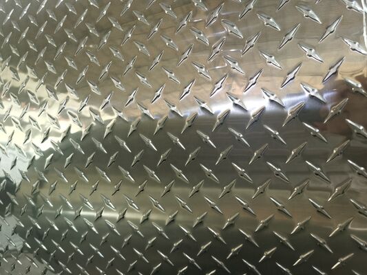 Color Coated Aluminum Checkered Plate 3003 5052 PE PVDF Black Red 3 Bar Anti Slip 1220x2440mm